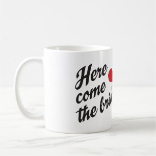 Voici venir la tasse de café de jeunes mariées