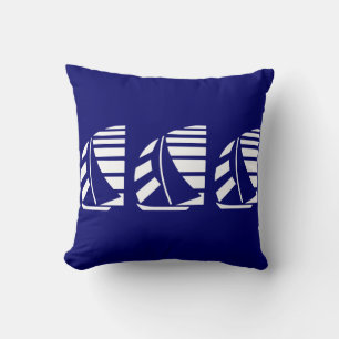 Voiliers de course blancs sur un coussin jeté bleu