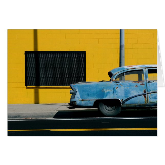Voiture bleu rouillé et mur jaune (Devant horizontal)