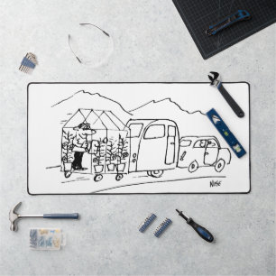 Voiture est remorquer une caravane et une serre. D