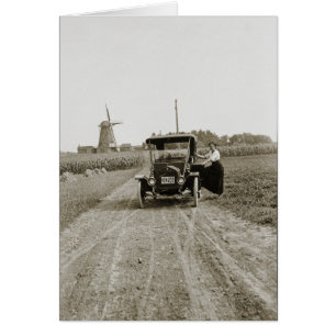 Voiture féminine des années 1920 et grande moulin