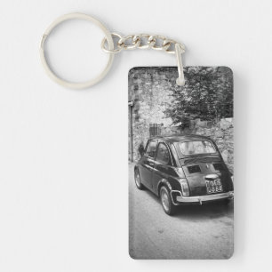 Voiture FIAT 500 en noir et blanc