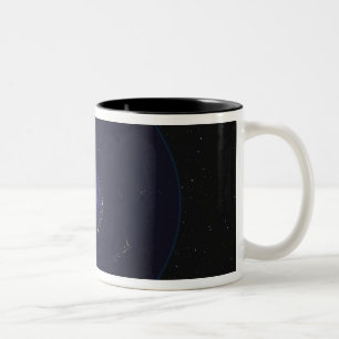 Volle Erde nachts Stadtlichter 2 zeigend Zweifarbige Tasse
