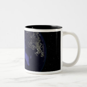 Volle Erde nachts Stadtlichter 5 zeigend Zweifarbige Tasse