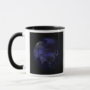Volle Erde nachts Stadtlichter zeigend Tasse