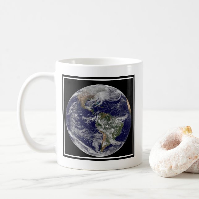 Voller Erde mit einem mächtigen Wintersturm. Kaffeetasse (Mit Donut)