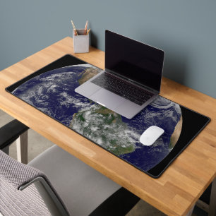 Voller Erde mit einem mächtigen Wintersturm. Schreibtischunterlage