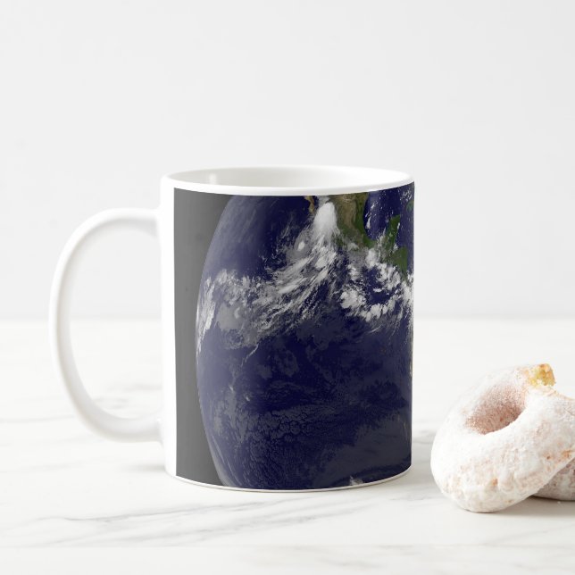 Voller Erde mit Hurrikan Irene über den Bahamas. Kaffeetasse (Mit Donut)