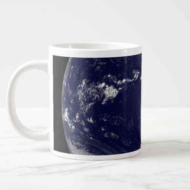 Voller Erde mit verschiedenen tropischen Stürmen. Jumbo-Tasse (Links)