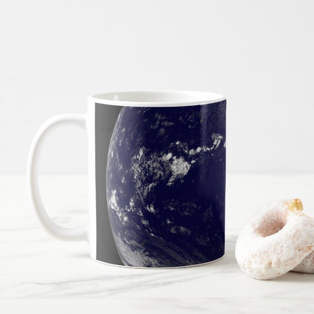 Voller Erde mit verschiedenen tropischen Stürmen. Kaffeetasse (Mit Donut)