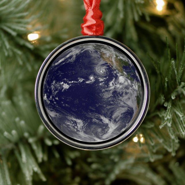 Voller Erde mit verschiedenen tropischen Stürmen. Ornament Aus Metall (Baum)