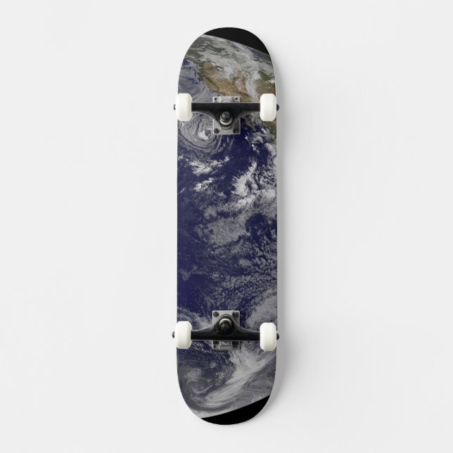 Voller Erde mit verschiedenen tropischen Stürmen. Skateboard (Vorderseite)