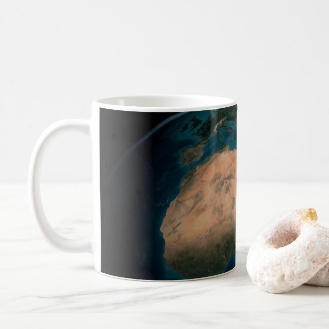 Vollerde aus dem Weltraum über dem afrikanischen K Kaffeetasse (Mit Donut)