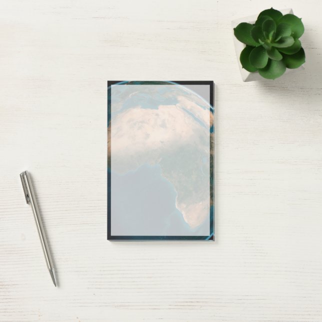 Vollerde aus dem Weltraum über dem afrikanischen K Post-it Klebezettel (Büro)