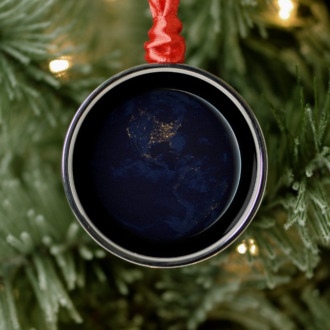 Vollerde bei Nacht mit Stadtlampen in Amerika Ornament Aus Metall (Baum)