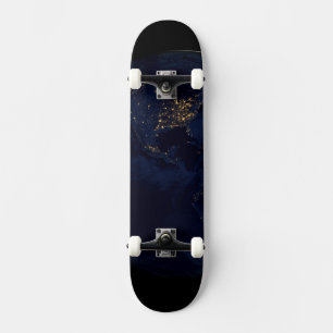 Vollerde bei Nacht mit Stadtlampen in Amerika Skateboard