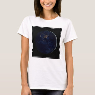 Vollerde bei Nacht mit Stadtlampen in Amerika T-Shirt