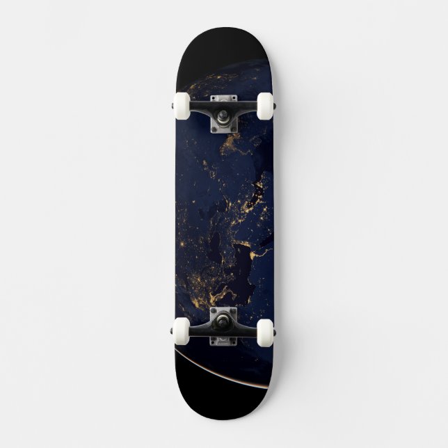 Volles Erdreich mit Stadtlampen Skateboard (Vorderseite)