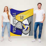 Volleyball 🏐 Sport in Blau, Weiß und Gelb Fleecedecke<br><div class="desc">⭐ ⭐ ⭐ ⭐ 5 Star Review. 🥇 ORIGINAL COPYRIGHT ART DESIGN VON Donna Siegrist NUR AUF ZAZZLE VERFÜGBAR! 🏐 Volleyball Fleece Blanket in 3 Größen erhältlich. Mit einem Volleyball Sport Design in einem blauen, weißen und gelben Muster und DIY Name und Nummer. Das ist ein tolles Geschenk für jeden...</div>