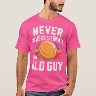 Volleyballspieler unterschätzen den alten Typ nie T-Shirt