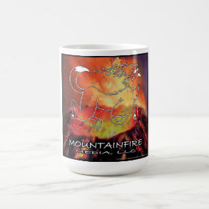 Vollfarbiges MountainFire-Mediendesign auf einem Kaffeetasse