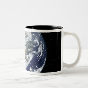 Völlig beleuchtete Erde zentriert auf Asien Zweifarbige Tasse
