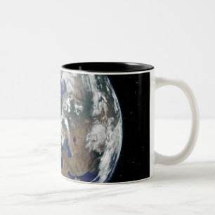 Völlig beleuchtete Erde zentriert auf Europa Zweifarbige Tasse