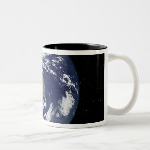 Völlig beleuchtete Erde zentrierte auf Australien Zweifarbige Tasse