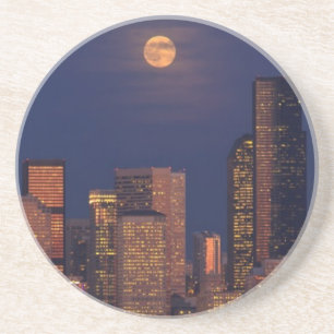 Vollmond, der über im Stadtzentrum gelegene Getränkeuntersetzer