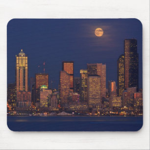 Vollmond, der über im Stadtzentrum gelegene Mousepad