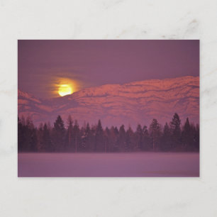 Vollmond erhebt sich während postkarte