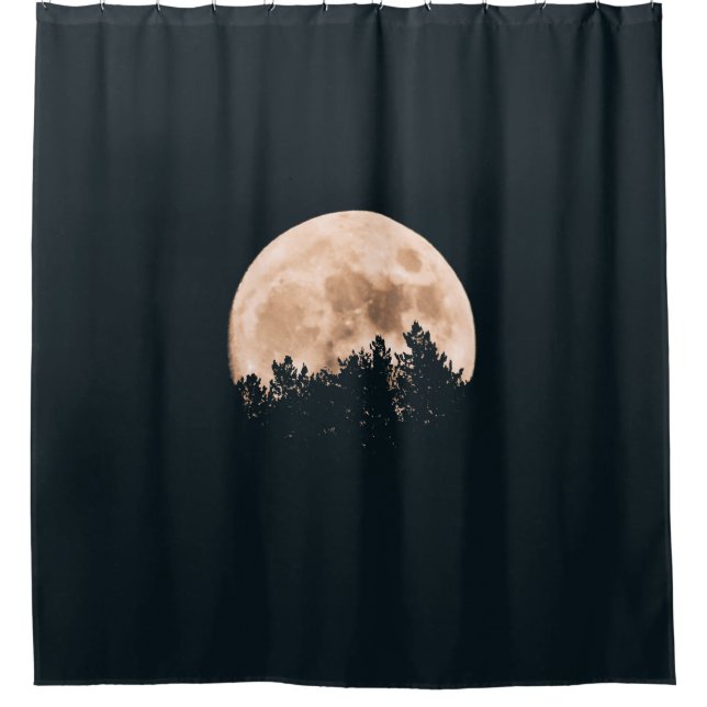 VOLLMOND HINTER SILHOUETTEN EINES BAUMES DUSCHVORHANG (Vorderseite)