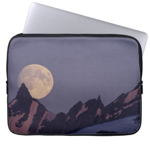 Vollmond steigt Chugach Mountains Alaska Laptopschutzhülle