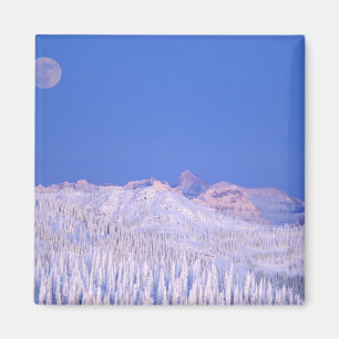 Vollmond steigt über dem Glacier-Nationalpark Magnet