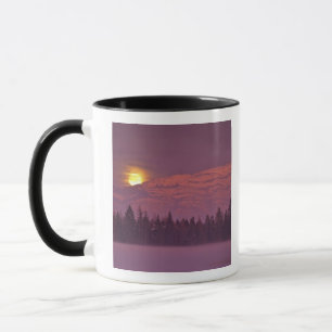 Vollmond steigt über dem Teakettle Mountain währen Tasse