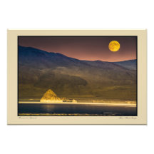 Vollmond steigt über der Pyramide