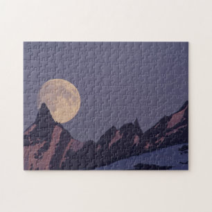 Vollmond steigt über die Chugach-Berge in Alaska