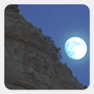Vollmond steigt über Sedona Quadratischer Aufkleber