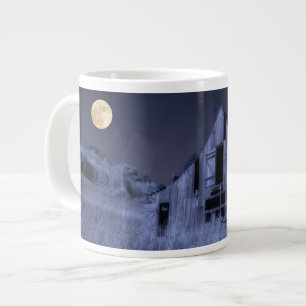 Vollmond über einer alten verwitterten Scheune Jumbo-Tasse