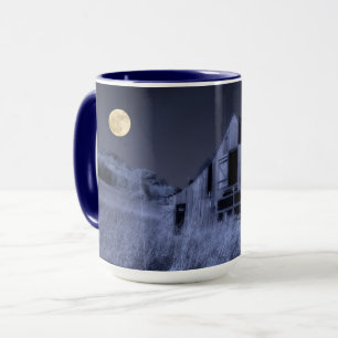 Vollmond über einer alten verwitterten Scheune Tasse