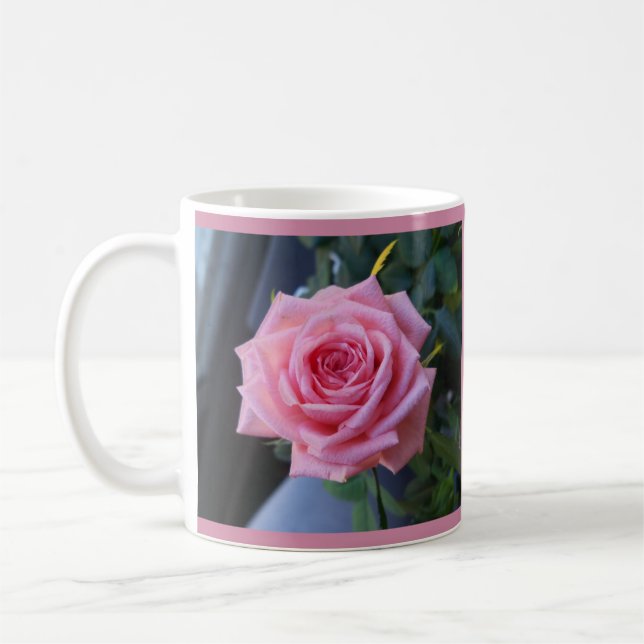 Vollrosa Rose auf der Tasse (Links)