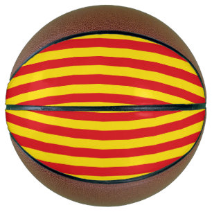 Vollständige Basketball mit Flagge Kataloniens