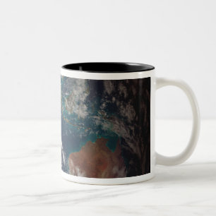 Vollständige Darstellung der Erde mit globalen Dat Zweifarbige Tasse