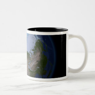 Vollständige Erde, die den arktischen Raum zeigt Zweifarbige Tasse