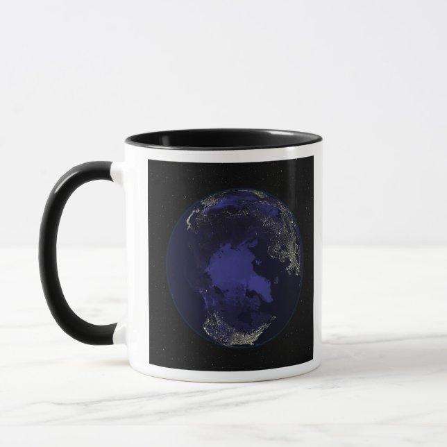 Vollständige Erde in der Nacht mit Lichtern in den Tasse (Links)