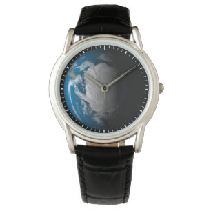 Vollständige Erde mit simulierten Wolken über der  Armbanduhr
