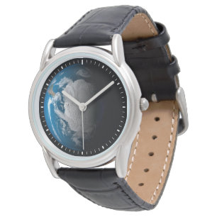Vollständige Erde mit simulierten Wolken über der  Armbanduhr