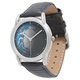 Vollständige Erde mit simulierten Wolken über der  Armbanduhr
