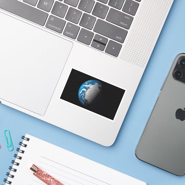 Vollständige Erde mit simulierten Wolken über der  Aufkleber (Laptop mit iPhone)