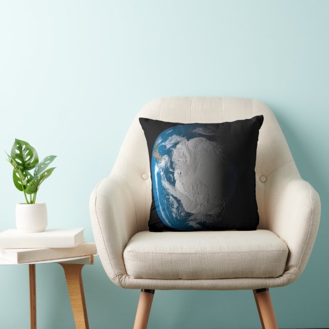 Vollständige Erde mit simulierten Wolken über der  Kissen (Stuhl )
